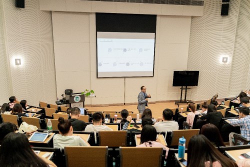 Faculty of Finance of CityU Holds a Seminar on "Heated Topics for Graduate Theses"